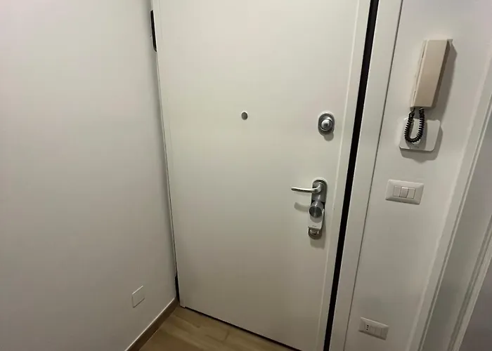 Loreto 15 Mins From Duomo - M1 Rovereto Апартаменты Милан