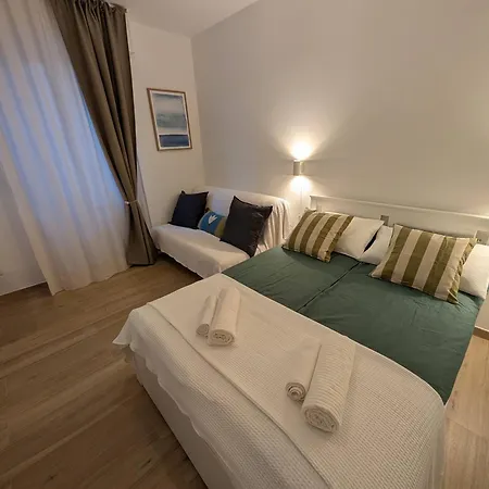 Loreto 15 Mins From Duomo - M1 Rovereto Apartment