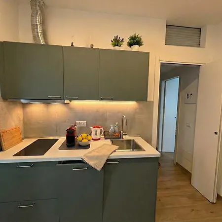 Loreto 15 Mins From Duomo - M1 Rovereto Appartement